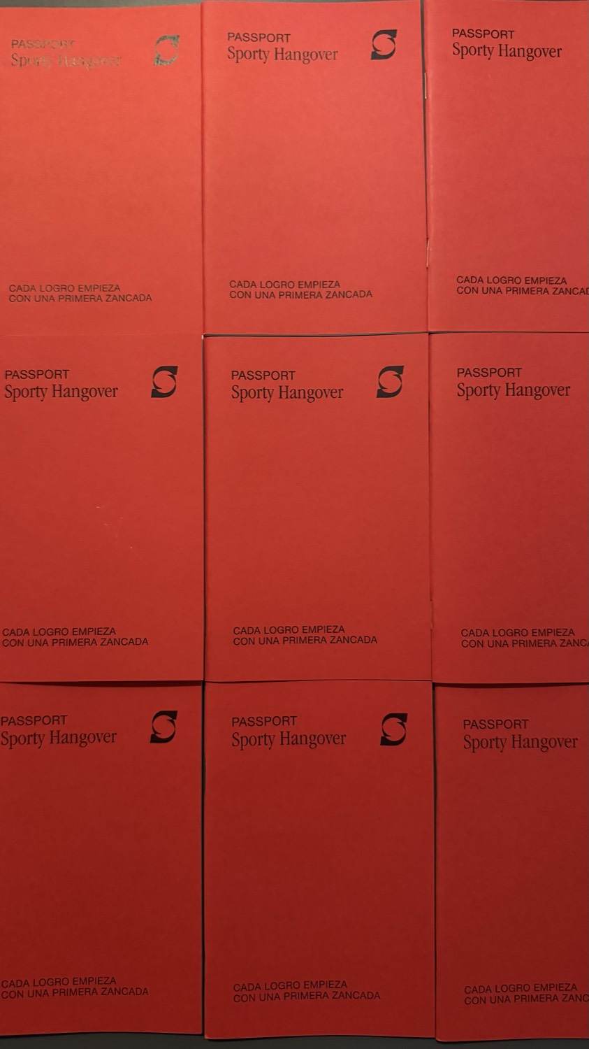 Varios Pasaportes Sporty Hangover con la portada roja, uno junto a otro